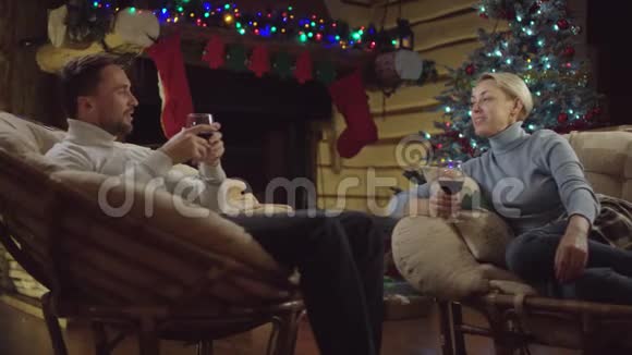 可爱的一对情侣在圣诞夜碰杯喝酒视频的预览图