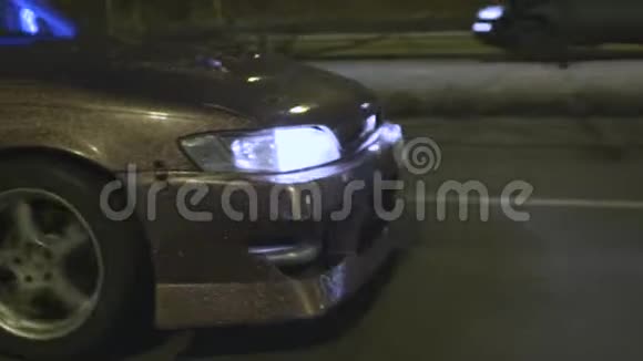 一辆汽车沿公路行驶的侧视前灯照亮了夜晚黑暗的道路行动前面的紫丁香汽车视频的预览图