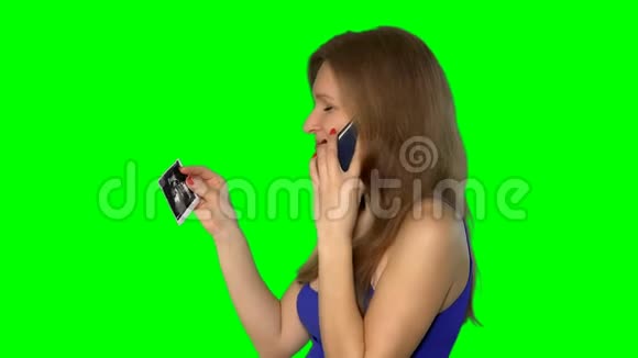高加索孕妇用手机超声波报道的好消息视频的预览图