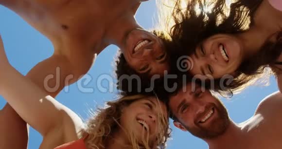 年轻的朋友在海滩聚在一起视频的预览图