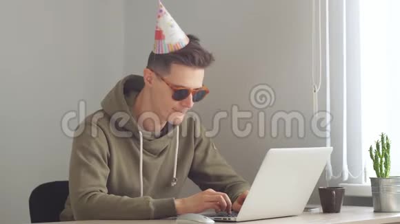 一个在生日那天在电脑上工作的商人视频的预览图