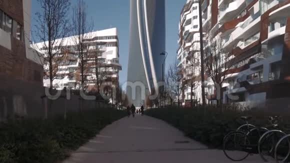 米兰城市生活摩天大楼和住宅公寓倾斜射击视频的预览图