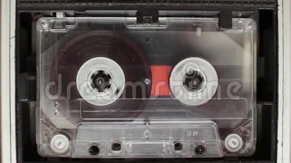 磁带录音机中的老式音频磁带旋转视频的预览图