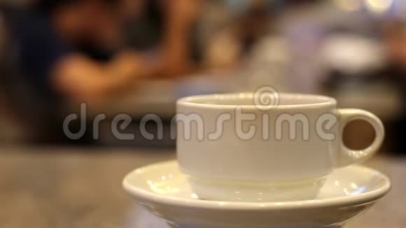 把热气腾腾的茶倒入杯子里在餐馆等人视频的预览图