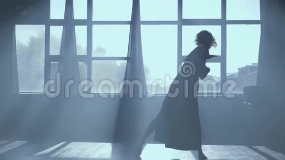 优雅的女孩在充分成长跳舞现代舞蹈在背光视频的预览图