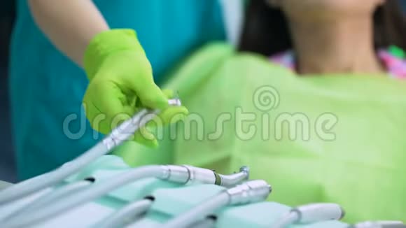 口腔医生用牙钻治疗牙齿让微笑的病人平静无所畏惧视频的预览图