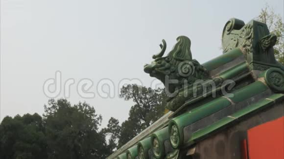 北京天坛上的动物屋顶瓦片视频的预览图