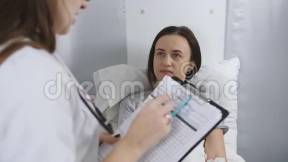 一位女医生正在对医院病房的病人进行调查视频的预览图
