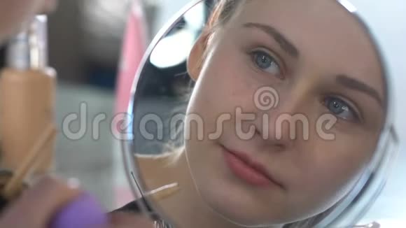 十几岁的女孩用海绵打基础化妆常规视觉爱好视频的预览图