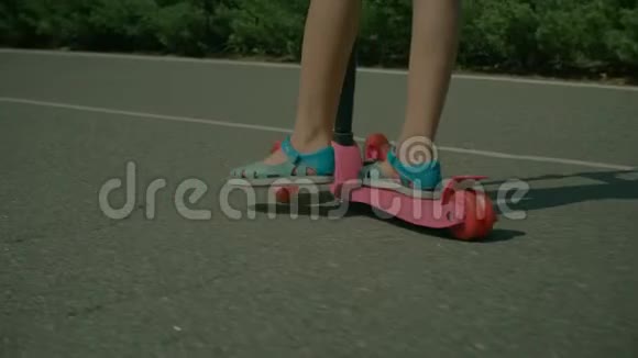 穿凉鞋的小女孩的脚视频的预览图
