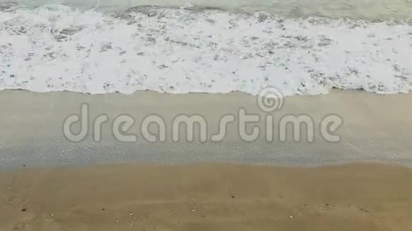 沙滩上的软波视频的预览图