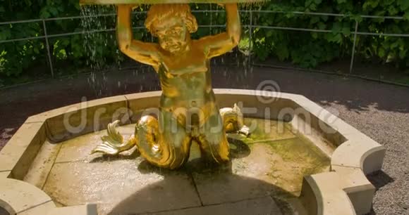 金色婴儿雕像喷泉视频的预览图