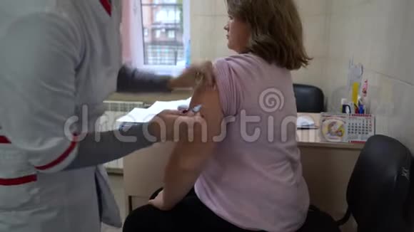 基辅乌克兰欧洲2019年10月预防病毒疫苗接种护士给女孩打针视频的预览图