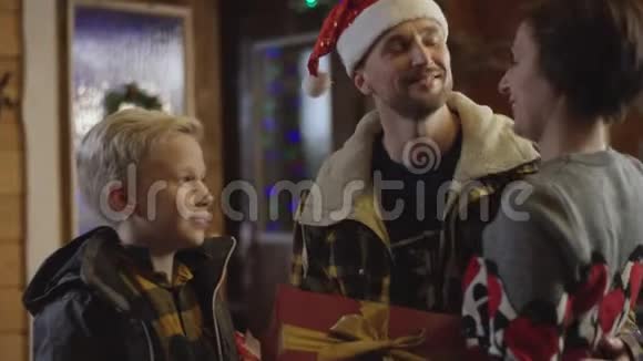 大胡子男人和小男孩给女人送新年礼物视频的预览图
