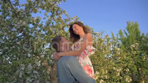 年轻人拥抱他的女朋友把她养大她吻了吻他的鼻子视频的预览图