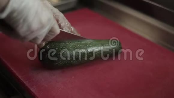 一位专业厨师用陶瓷刀在木板上快速切割茄子视频的预览图
