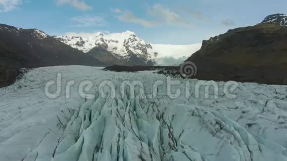 斯维纳费尔斯乔卡尔冰川和山冰岛鸟瞰图视频的预览图