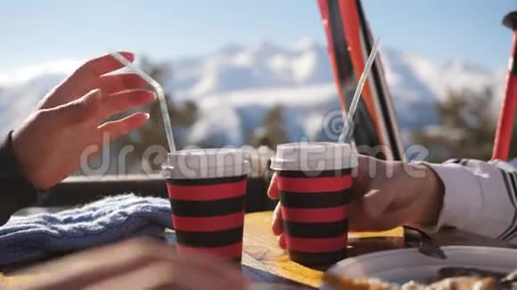 午餐时间几个滑雪者在山上喝着覆盖的葡萄酒天空上有覆盖着酒的特写杯视频的预览图
