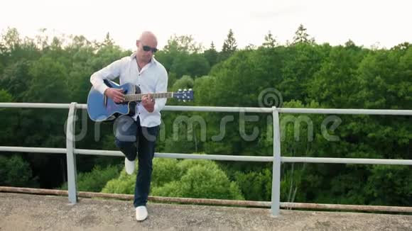 一个人站在一座废弃的桥上唱歌弹吉他全垒打视频的预览图