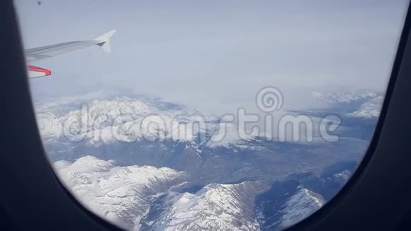 冬天的山从飞机窗口视频的预览图