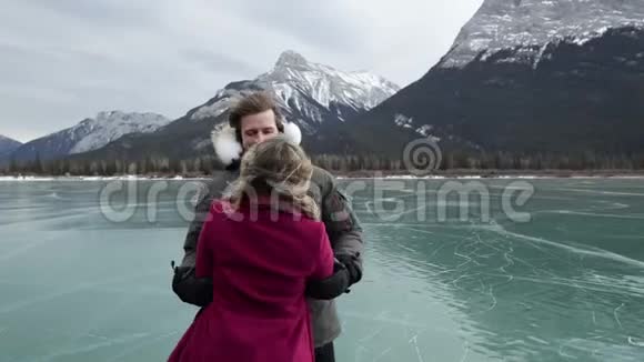 一对夫妇一起在冰冻的湖面上滑冰视频的预览图