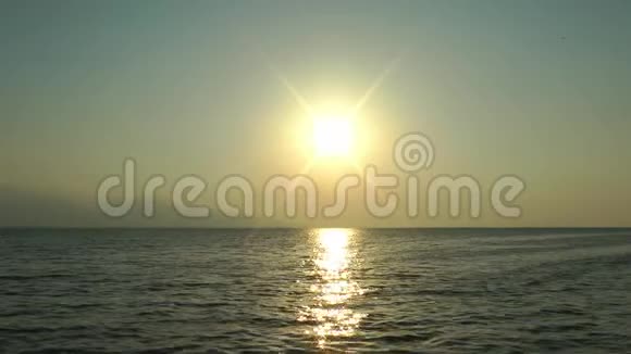 梦幻的灰色海景和太阳观视频的预览图
