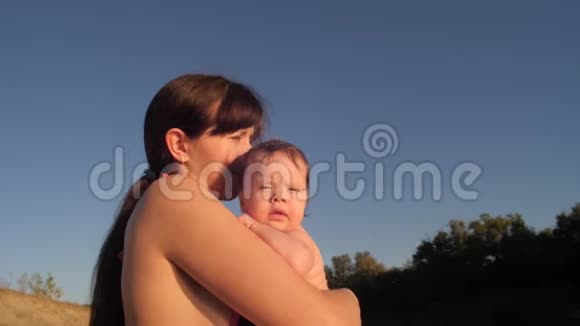 妈妈把婴儿抱在怀里抱在蓝天上视频的预览图