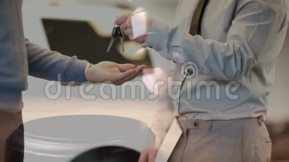 数字动画显示销售主管给车主汽车钥匙视频的预览图