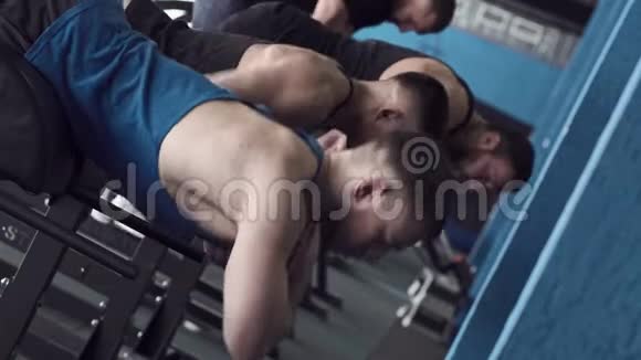 为强壮的背部肌肉做运动的性感朋友视频的预览图