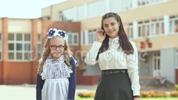 在学年开始的那天两个身穿节日服装的俄罗斯女学生姐妹视频的预览图
