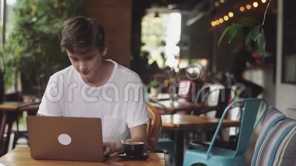 年轻人上网聊天自由职业者和博主在室内做平面设计师喝咖啡视频的预览图