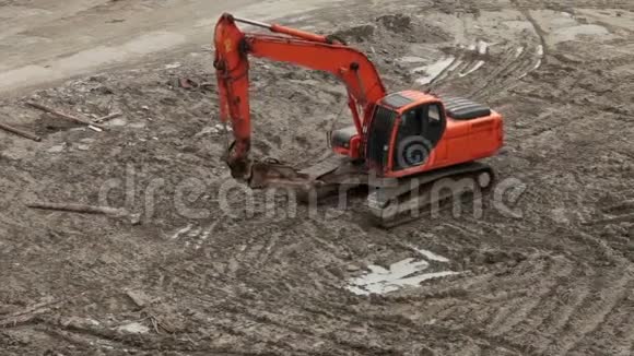 挖掘机与一个凿岩机在施工视频的预览图