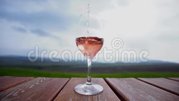 粉红葡萄酒被倒入玻璃中视频的预览图