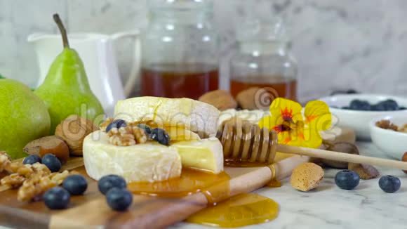 有蜂蜜水果和坚果的奶酪板视频的预览图