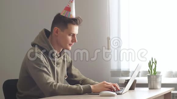 一个在生日那天在电脑上工作的商人视频的预览图