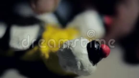 有眼睛和翅膀的大型玩具蜜蜂用塑料雕刻视频的预览图