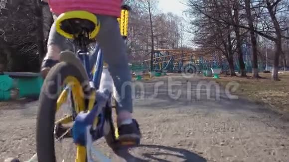 旧公园里的儿童脚踏蓝色自行车视频的预览图