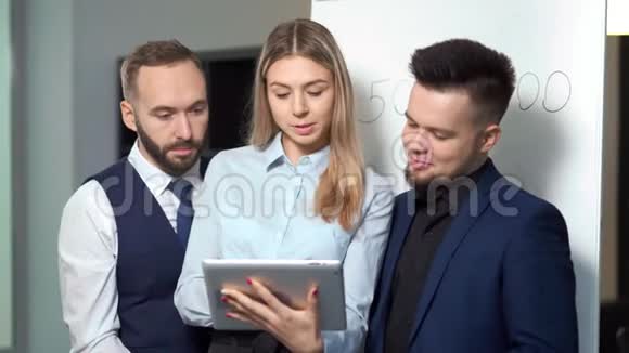 商务男女讨论工作看平板电脑屏幕举行非正式团队会议视频的预览图