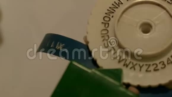 古色古香的PVC胶带标签用来代表古色古香的办公物品的镜头视频的预览图