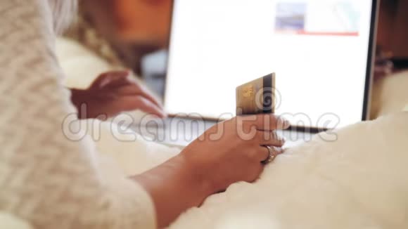 特写4k视频的年轻妇女使用笔记本电脑和持有信用卡在手网上购物和购物的概念视频的预览图