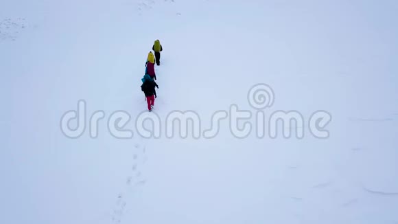 鸟瞰雪坡上的一群游客视频的预览图