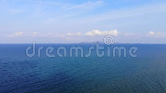 泰国芭堤雅春布里的海滩和大海俯视风景飞越岛屿和云层视频的预览图