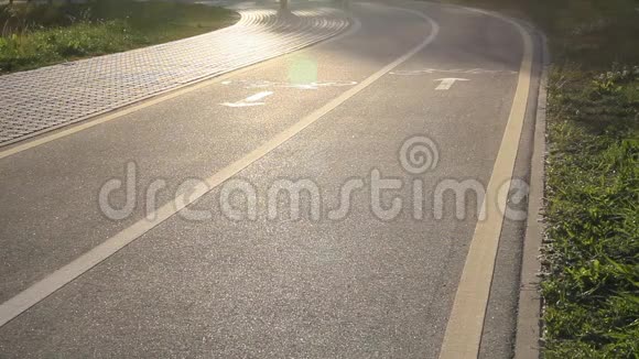 在日落时与太阳对照下有标志的自行车道视频的预览图