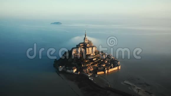 法国诺曼底的海潮环绕的蒙塔圣米歇尔岛城堡空中拍摄视频的预览图