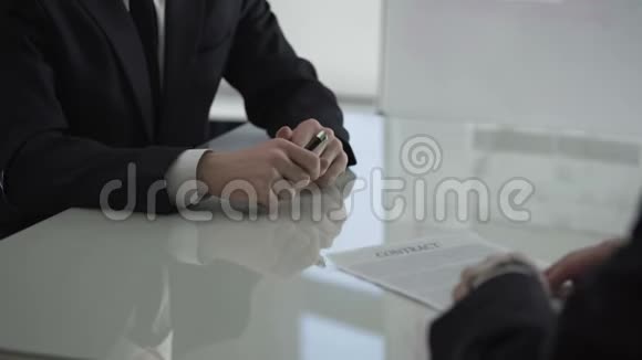 商人给男同事签订合作合同视频的预览图