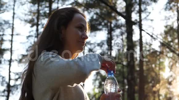 女人打开塑料瓶喝新鲜水视频的预览图