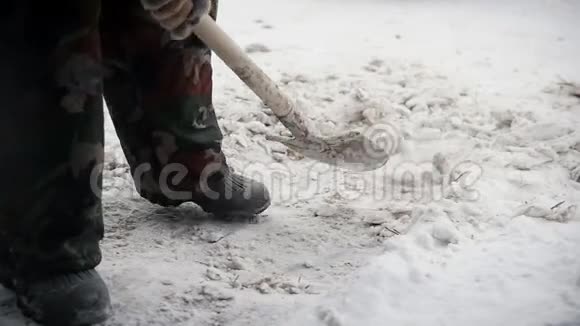 人从小路上铲雪慢动作视频的预览图