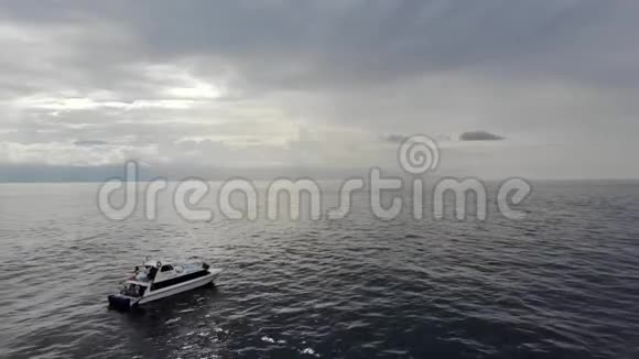 海上游艇从天空拍摄的视频视频的预览图