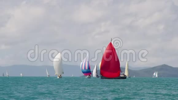 带彩色桅杆的帆船视频的预览图