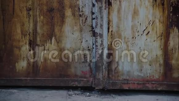 废弃的车库旧金属铁门带剥落油漆纹理视频的预览图